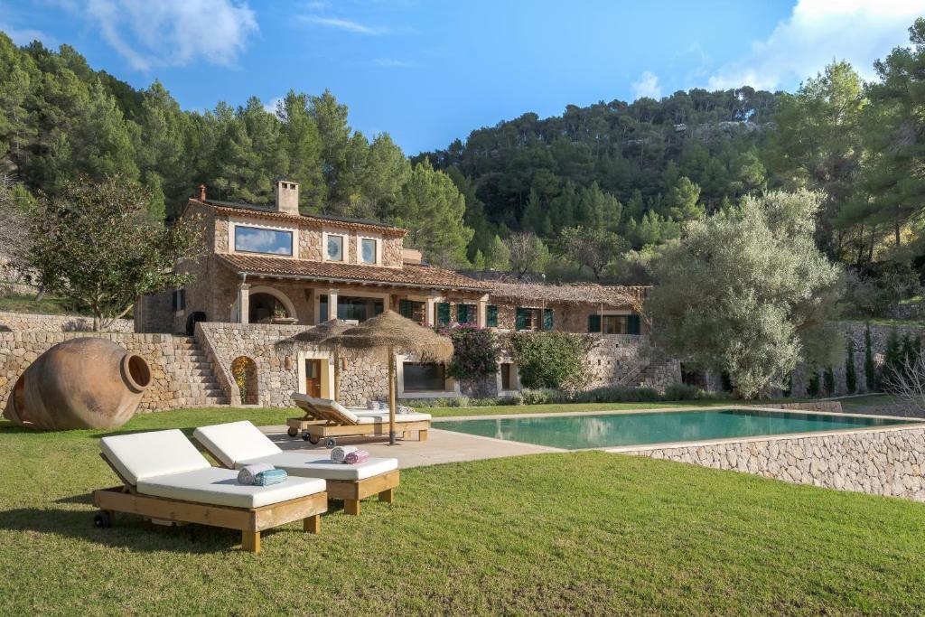 an estate with a swimming pool and a house at La Zalema in Esporles