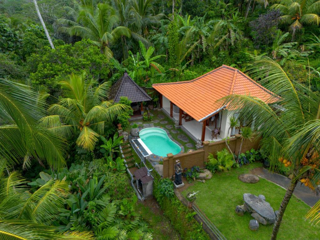 een luchtfoto van een huis met een zwembad bij Villa Kanwa in Tampaksiring