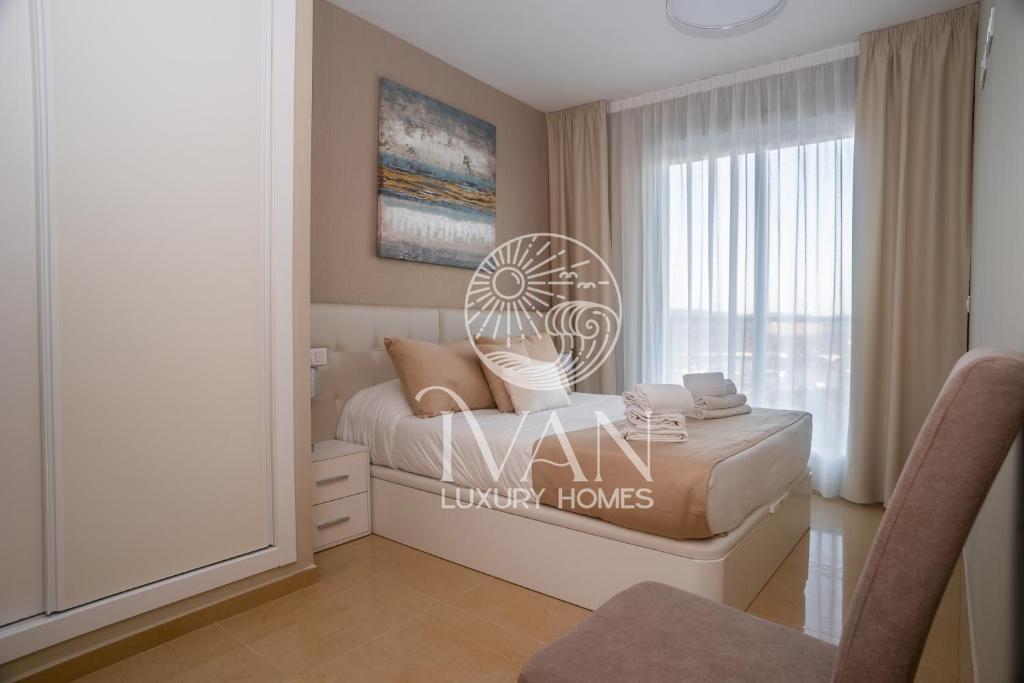 Postel nebo postele na pokoji v ubytování Casa Galiana Ivan Luxury Homes 5ªPlta Norte 1ªLínea