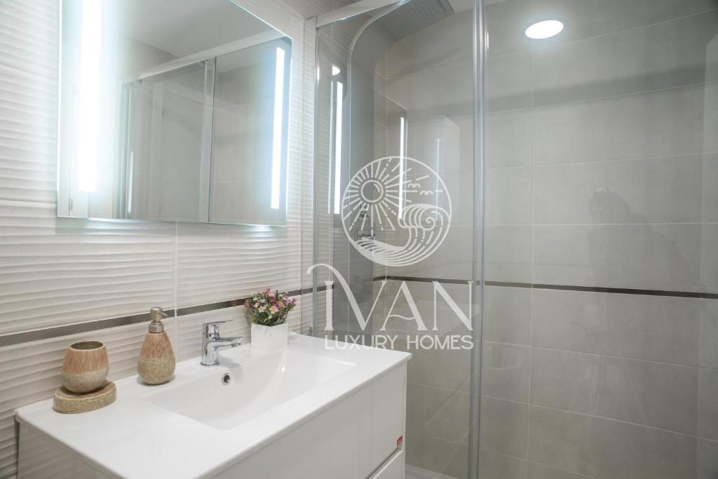 Koupelna v ubytování Casa Galiana Ivan Luxury Homes 5ªPlta Norte 1ªLínea