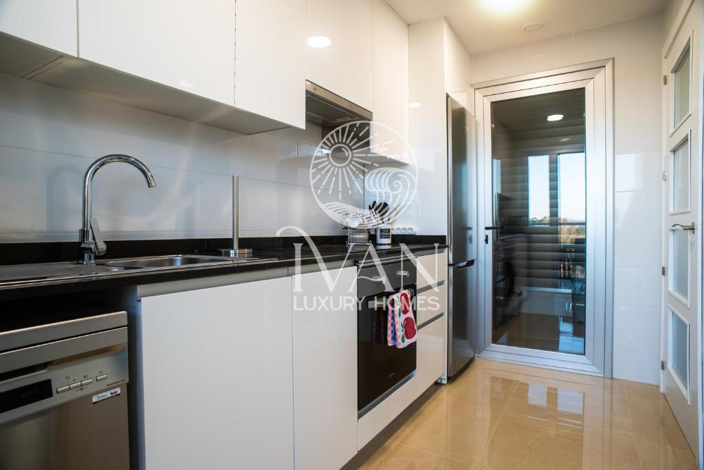 Kuchyň nebo kuchyňský kout v ubytování Casa Galiana Ivan Luxury Homes 5ªPlta Norte 1ªLínea
