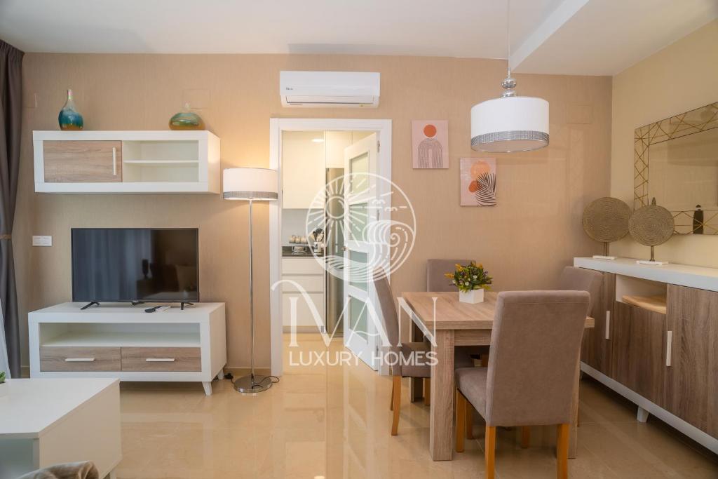 TV a/nebo společenská místnost v ubytování Casa Galiana Ivan Luxury Homes 5ªPlta Norte 1ªLínea