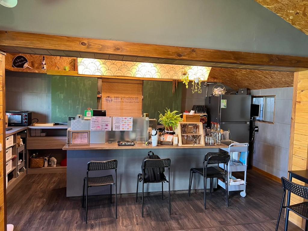 Kuchyň nebo kuchyňský kout v ubytování 撒花咖啡民宿 Sakinu & Hanaku Cafe' Hostel