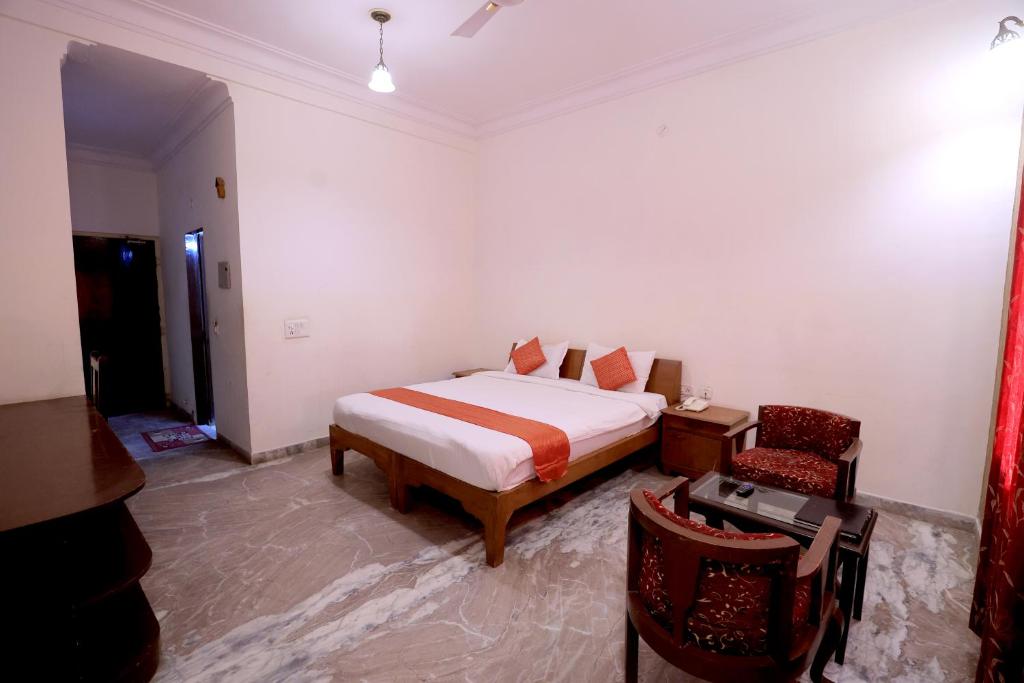 Postel nebo postele na pokoji v ubytování Satyam Palace Resort