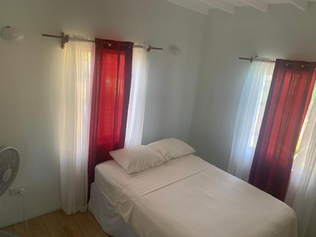 Postel nebo postele na pokoji v ubytování Hilltop Haven Apartment #1
