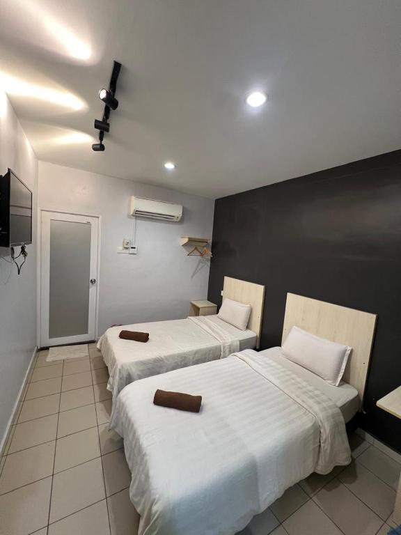 Postel nebo postele na pokoji v ubytování Kangsar KK Hotel