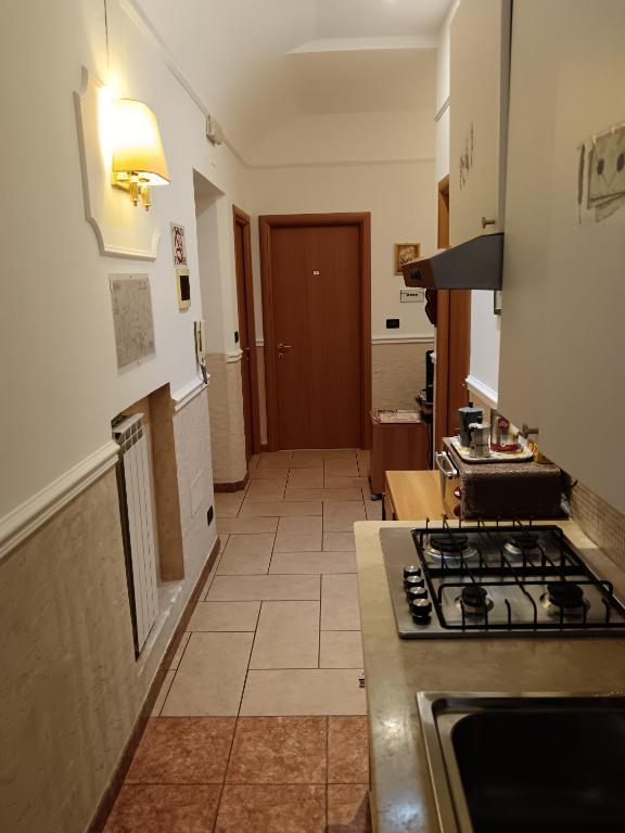 una cucina con fornelli e piano di lavoro di Appartamento Privato Simone a Roma