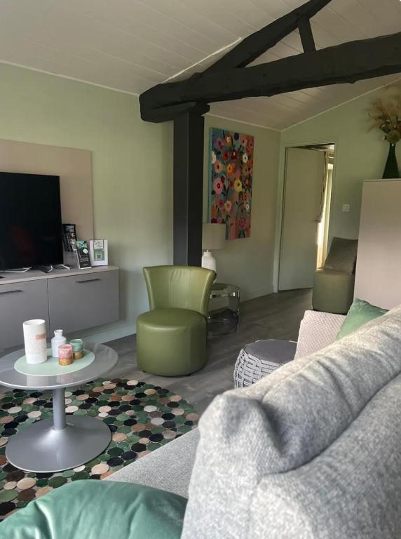 Posedenie v ubytovaní Gîtes de charme "l'écrin de Vendée" jacuzzi privatif, piscine chauffée, prestations bien être, vélos, chevaux,à 10 mn de l'océan