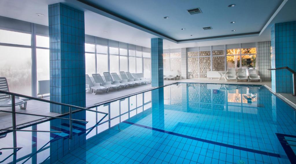 Bazén v ubytování Family Hotel Adria - All inclusive nebo v jeho okolí