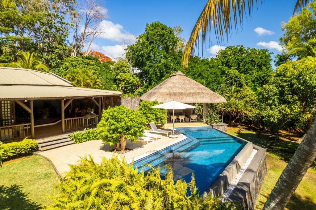 Villa exceptionnelle en bord de mer في ترو دو دوس: منظر خارجي لمنتجع به مسبح