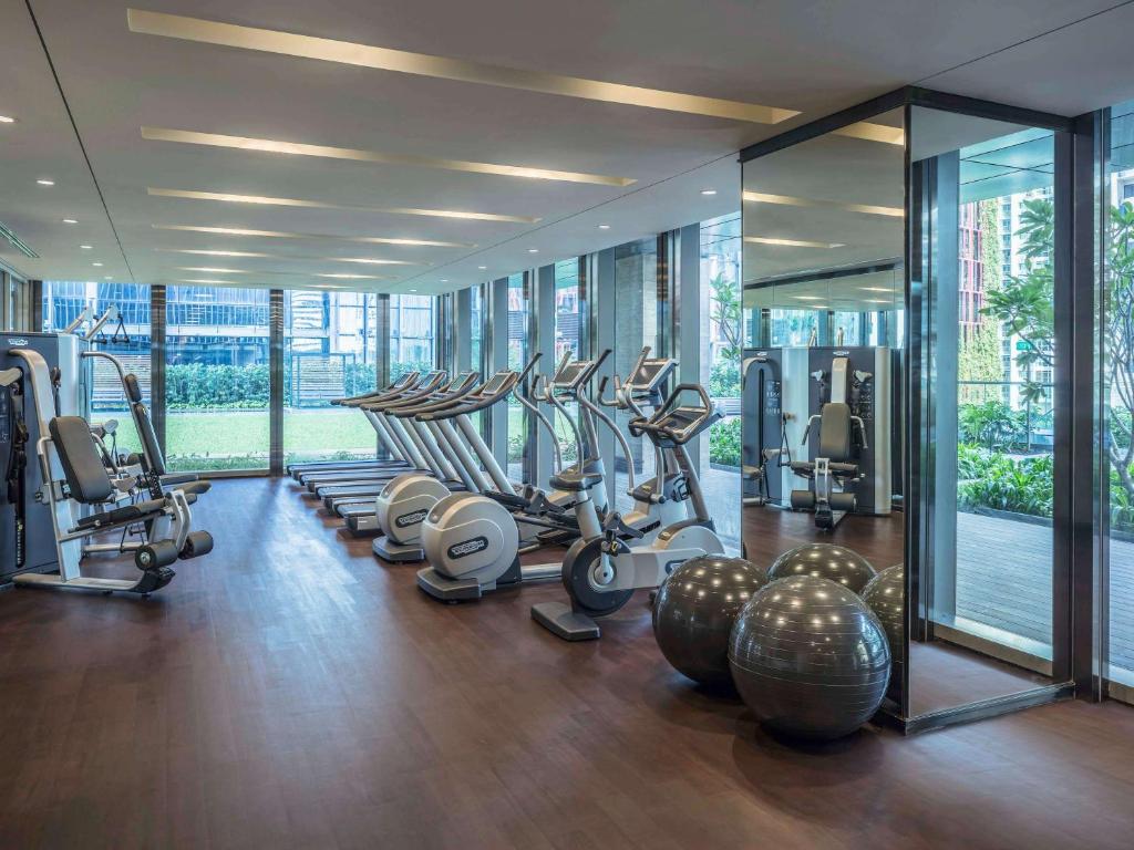 新加坡Sofitel Singapore City Centre的健身房,配有各种跑步机和机器