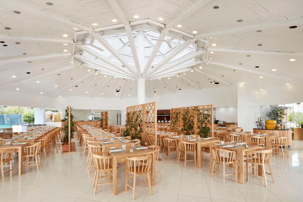 a large dining room with tables and chairs at Tivoli Marina Vilamoura in Vilamoura