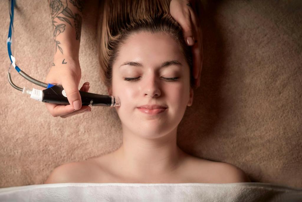 a woman getting her hair cut with a hair dryer at Tivoli Marina Vilamoura in Vilamoura
