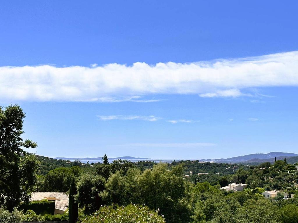 Un nuage dans le ciel au-dessus d'une ville dans l'établissement Mazet Marius pour 4 personnes avec piscine et tennis à La Londes-Les-Maures, à La Londe-les-Maures