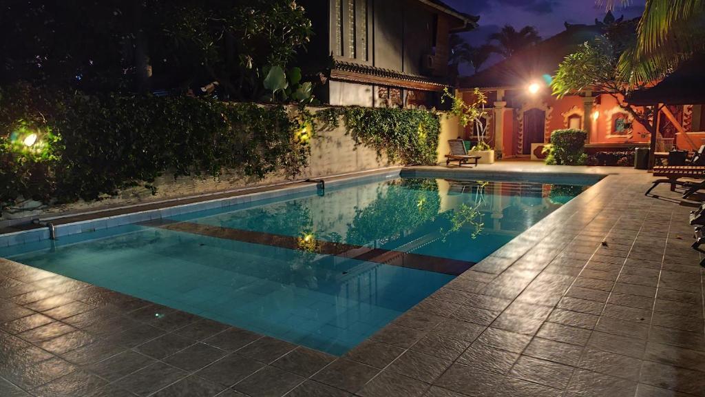 ein Pool im Hinterhof in der Nacht in der Unterkunft Keyani Bungalows Lovina in Lovina