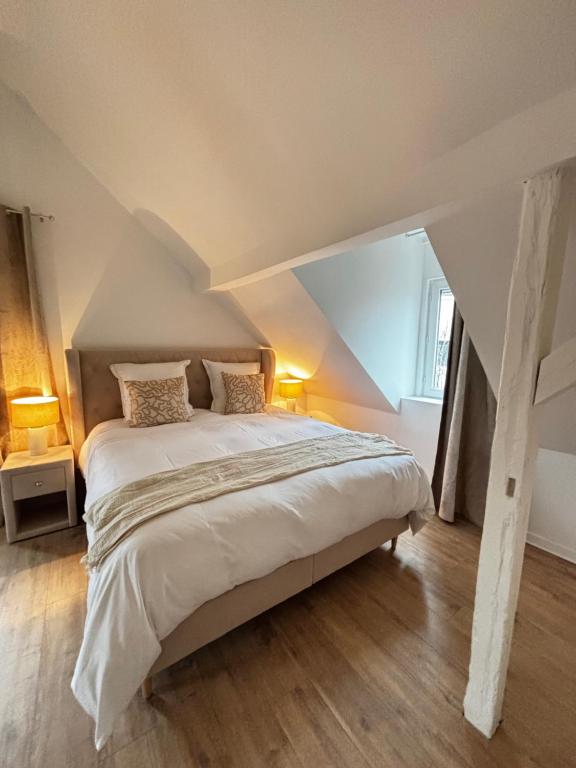 une chambre avec un grand lit dans un grenier dans l'établissement Lumineux 4 personnes - Strasbourg, à Strasbourg