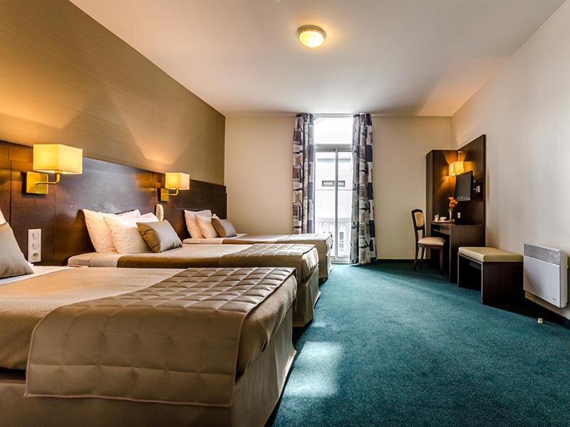 Postel nebo postele na pokoji v ubytování Hôtel Croix des Bretons - Lourdes Pyrénées