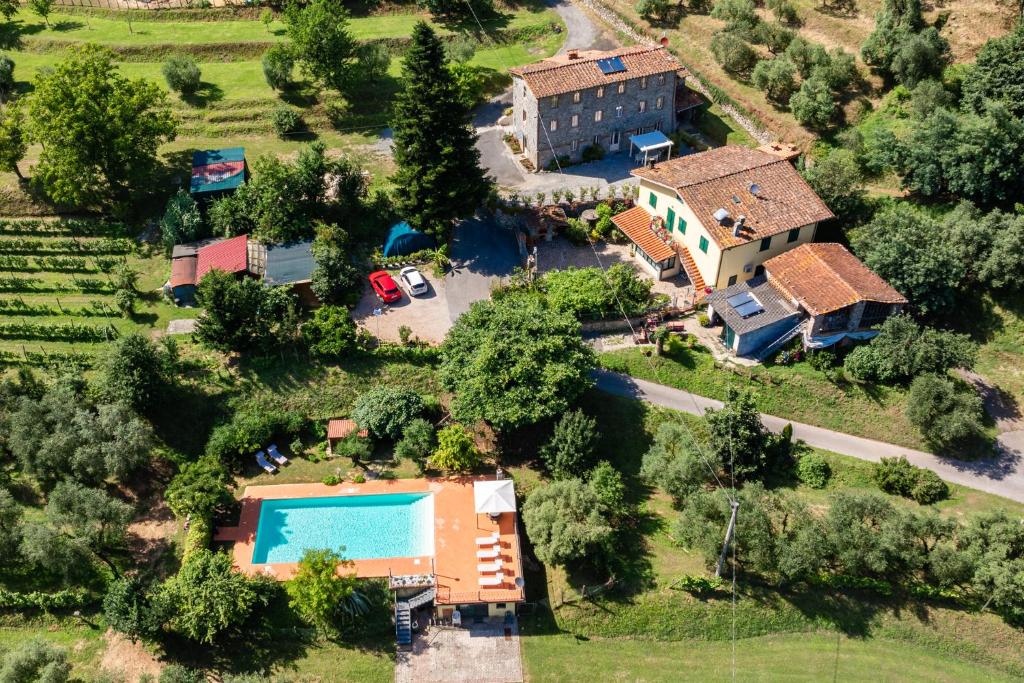 una vista aérea de una casa con piscina en Casa Vacanze Legnana, en Borgo a Mozzano