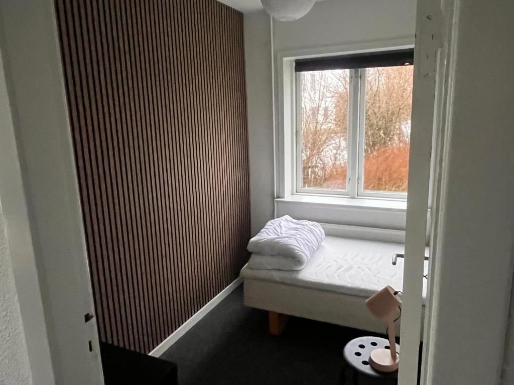 Postel nebo postele na pokoji v ubytování Hyggeligt hus