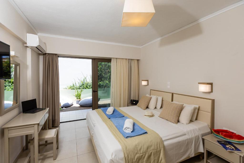 Postel nebo postele na pokoji v ubytování Trefon Hotel Apartments and Family Suites