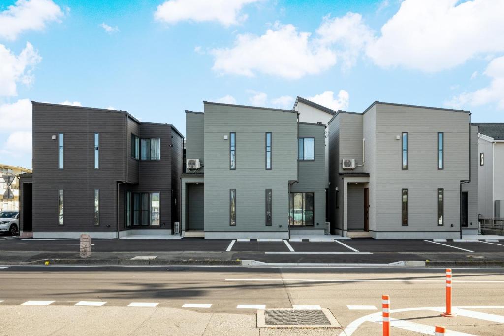 a row of houses in a parking lot at GUMPAKU Maebashi - Vacation STAY 74625v in Maebashi