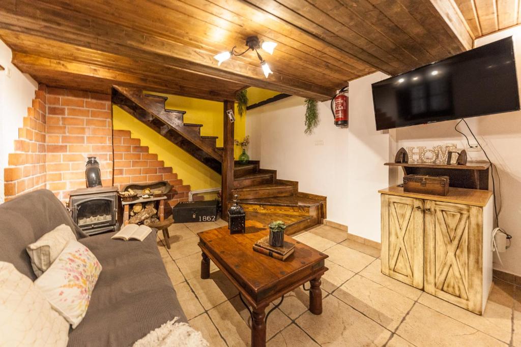 TV a/nebo společenská místnost v ubytování La Congosta mágica aldea rodeada de montañas