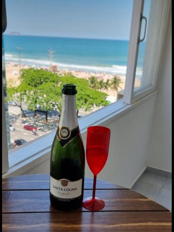 Hotel Apartamento lateral mar, a bottle of wine and a glass on a table at Apartamento lateral mar in Rio de Janeiro