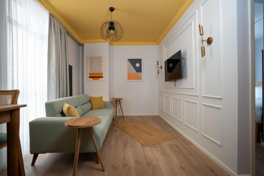 TV a/nebo společenská místnost v ubytování Bird Nest Suites