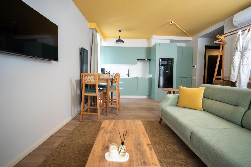 TV a/nebo společenská místnost v ubytování Bird Nest Suites