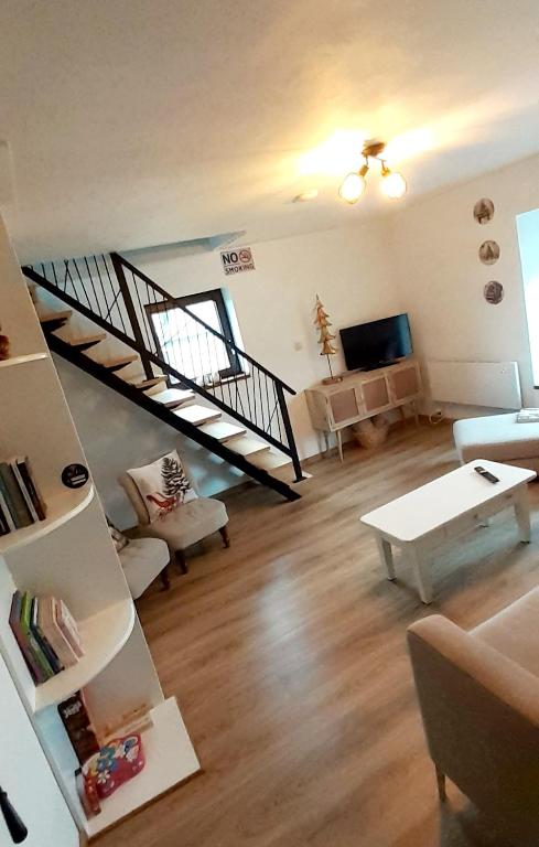 TV a/nebo společenská místnost v ubytování "Sous Le Même Toit" "CHAMBRE FAMILIALE CHEZ L' HABITANT"