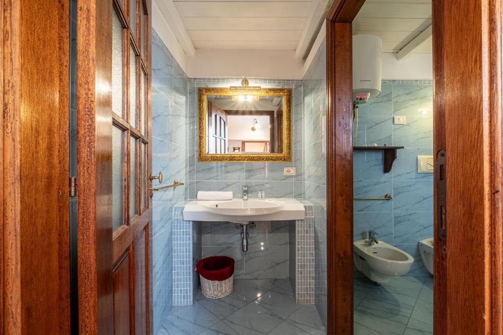 Un baño de Corte Cristina & Suites