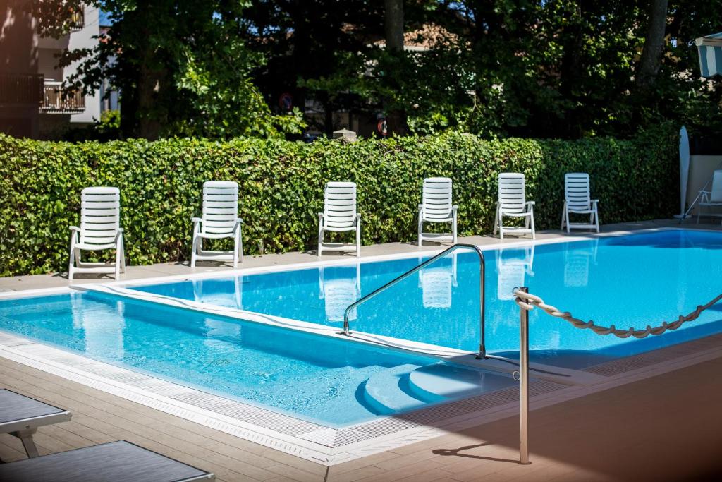 Bazén v ubytování Hotel Athena nebo v jeho okolí