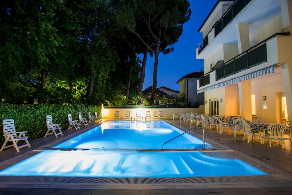 Bazén v ubytování Hotel Athena nebo v jeho okolí