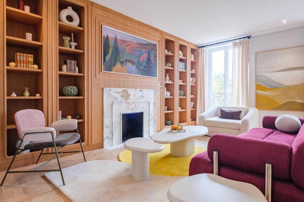 un salon avec un canapé violet et une cheminée dans l'établissement Exceptional Duplex - AC-4BR-8P- close to Marais, à Paris
