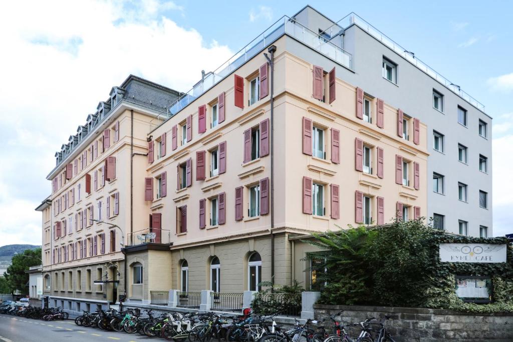 um grande edifício com bicicletas estacionadas em frente em VISIONAPARTMENTS Vevey - contactless check-in em Vevey