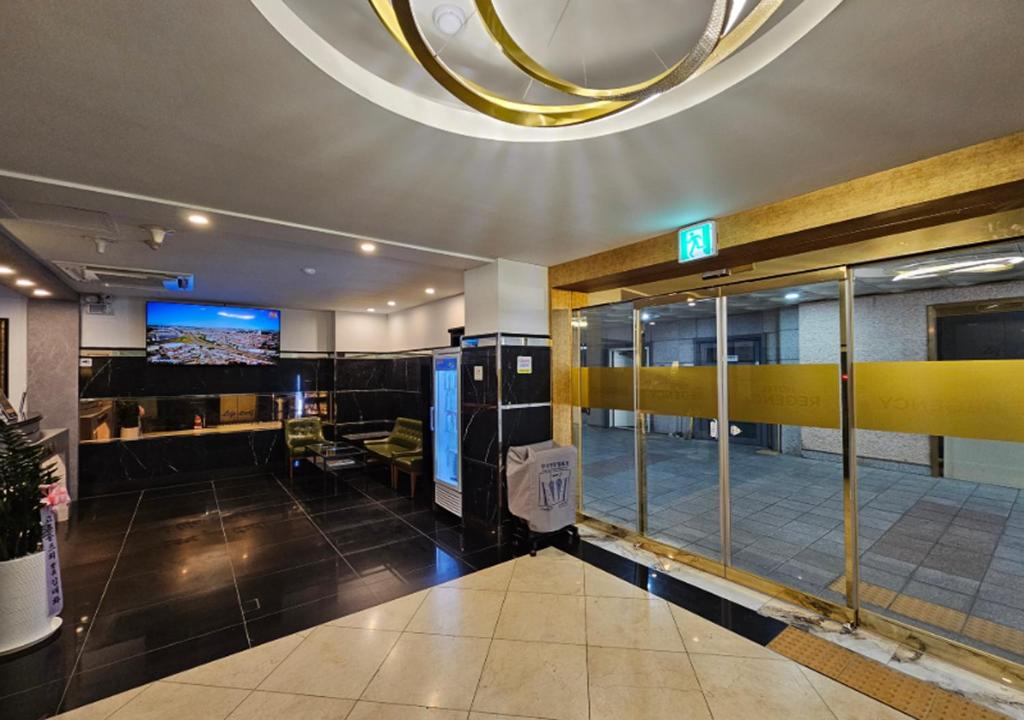 TV a/nebo společenská místnost v ubytování Regency Hotel