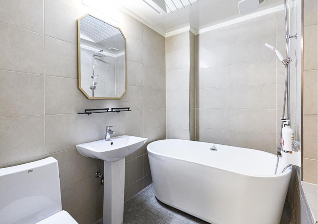 Koupelna v ubytování Regency Hotel