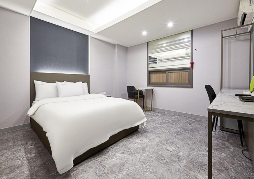 Postel nebo postele na pokoji v ubytování Regency Hotel