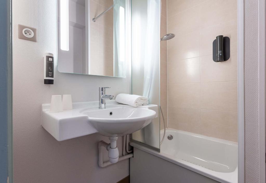 Koupelna v ubytování B&B HOTEL Bourges 2