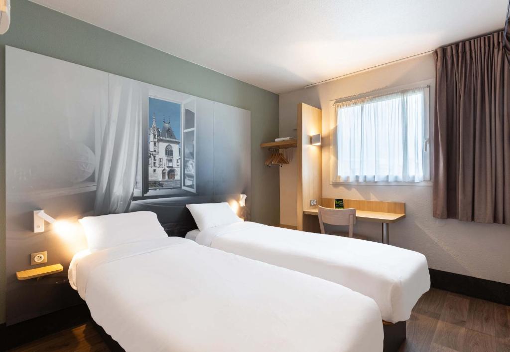 Postel nebo postele na pokoji v ubytování B&B HOTEL Bourges 2