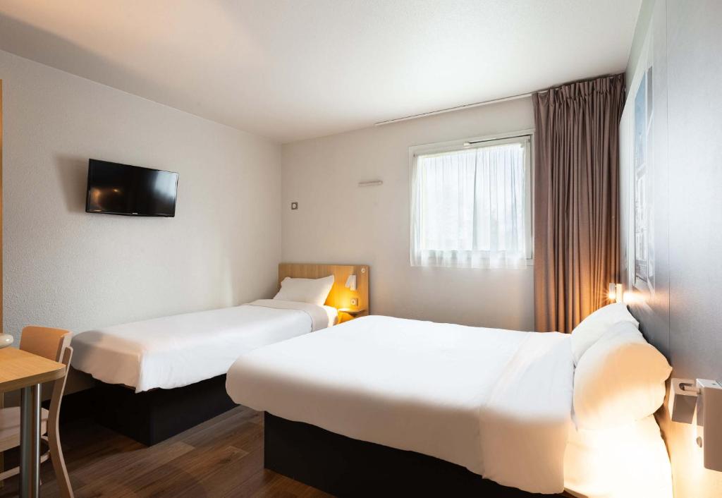 Postel nebo postele na pokoji v ubytování B&B HOTEL Bourges 2