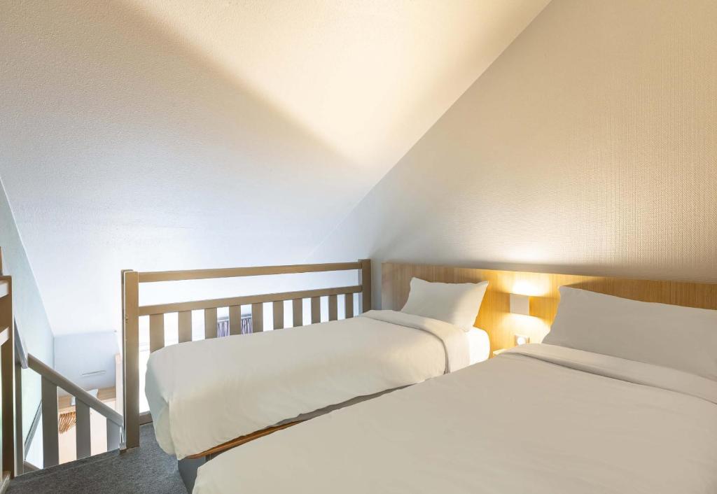 Postel nebo postele na pokoji v ubytování B&B HOTEL Bourges 2
