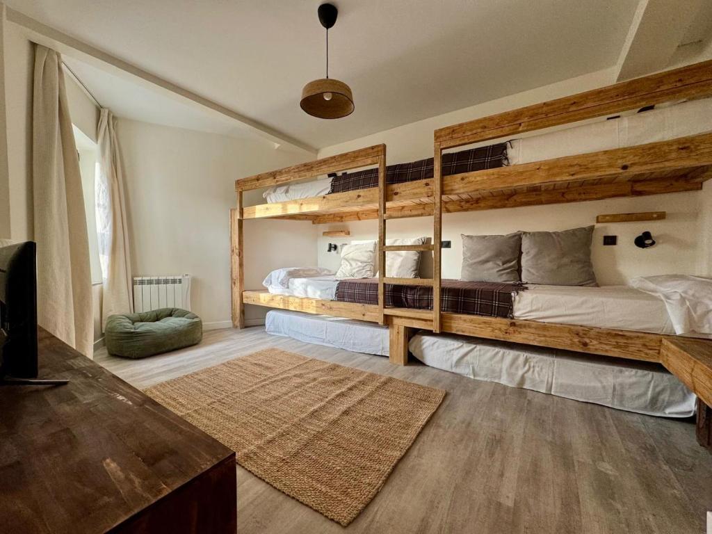 1 dormitorio con 2 literas y alfombra en Sierra Nevada Haven, en Sierra Nevada