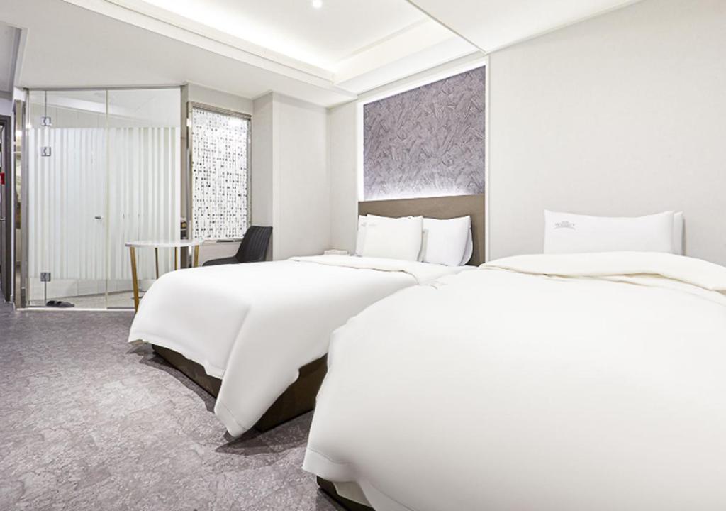 Postel nebo postele na pokoji v ubytování Regency Hotel