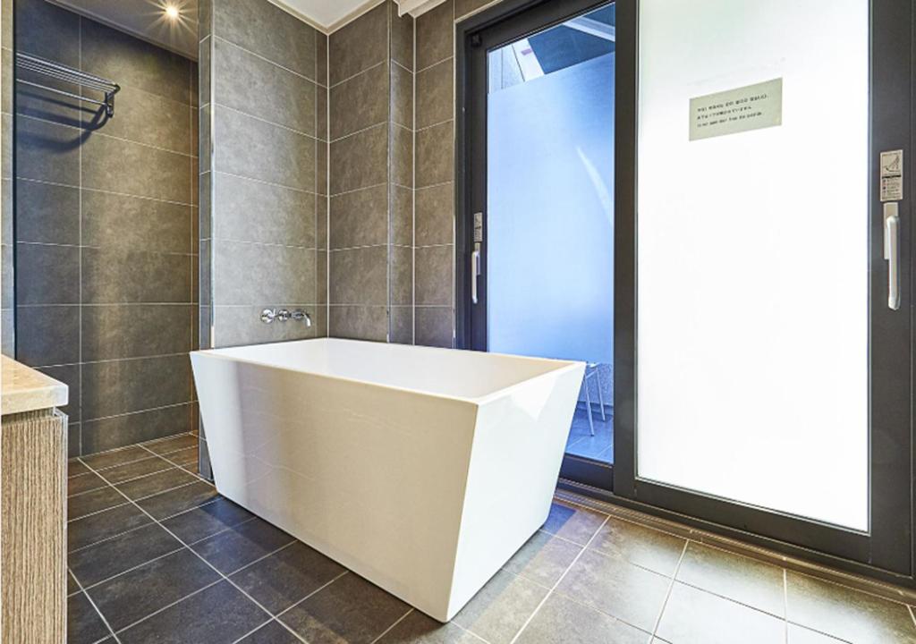 Koupelna v ubytování Regency Hotel