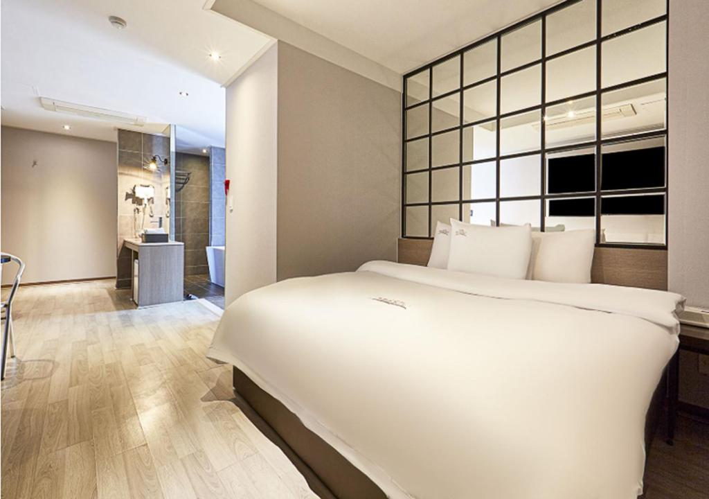 Postel nebo postele na pokoji v ubytování Regency Hotel