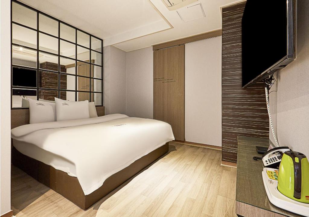 Postel nebo postele na pokoji v ubytování Regency Hotel