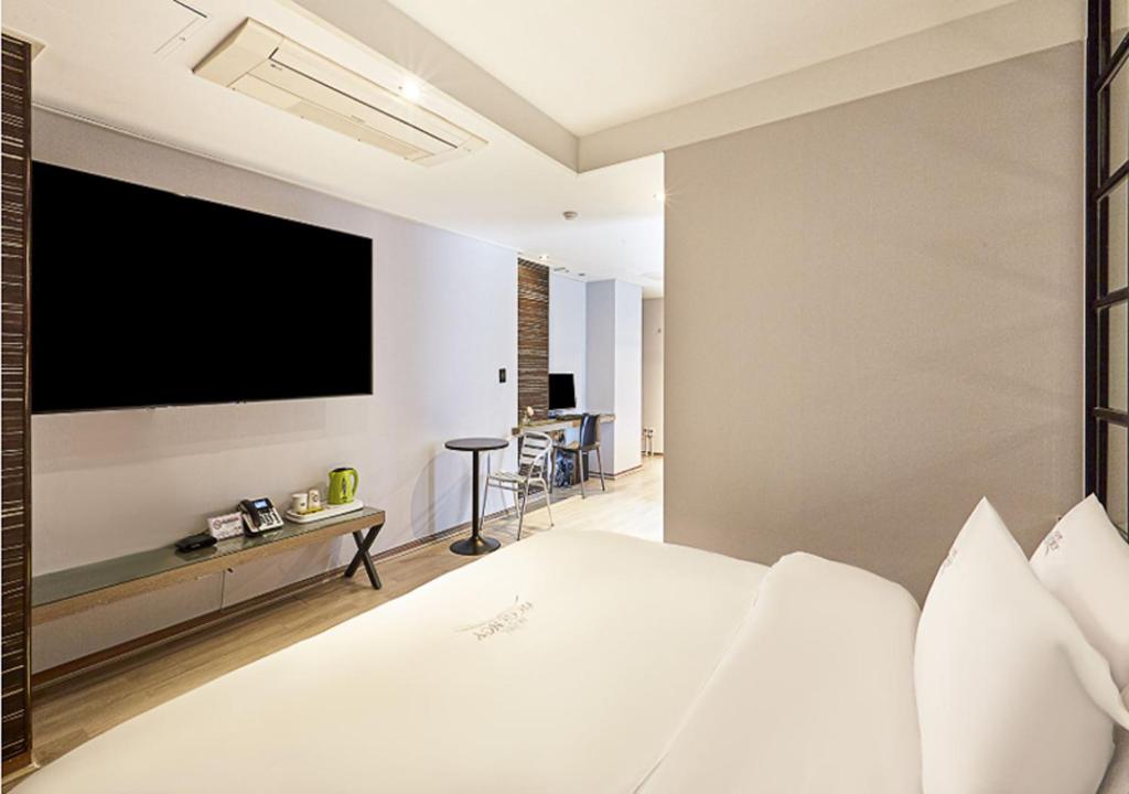 Postel nebo postele na pokoji v ubytování Regency Hotel