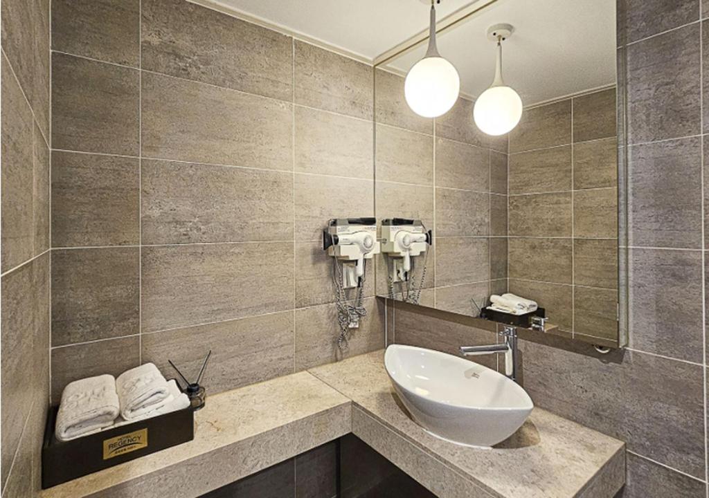 Koupelna v ubytování Regency Hotel