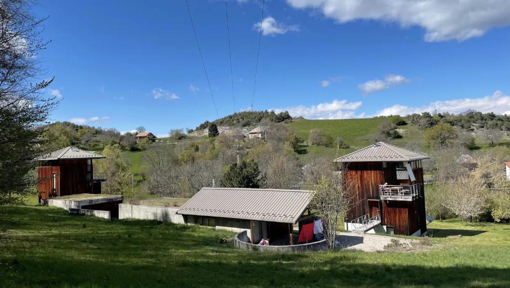 Quelques petits bâtiments dans un champ dans l'établissement Costebelle B, à La Bréole